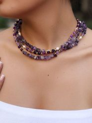 Pierres de Jade Pozłacany naszyjnik z elementami ozdobnymi - dł. 50 cm rozmiar: onesize. Różowe naszyjniki damskie Pierres de Jade, z ametystem, pozłacane. Za 86.99 zł.