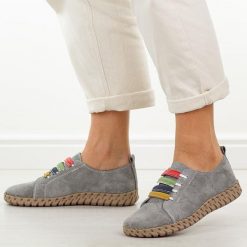 Szare skórzane półbuty damskie Vinceza 95377. Szare półbuty damskie VINCEZA, na lato, bez wzorów, z jeansu, z okrągłym noskiem, bez obcasa, bez zapięcia. W wyprzedaży za 197.10 zł.