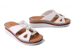 MANITU 900157-81 offwhite, klapki damskie. Brązowe klapki damskie Manitu, bez wzorów, ze skóry, bez obcasa, na koturnie, bez zapięcia. Za 211.92 zł.
