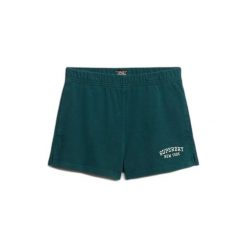 Szorty z motywem sportowym essentials dla kobiet Superdry. Zielone spodenki sportowe damskie Superdry, bez wzorów. W wyprzedaży za 126.60 zł.