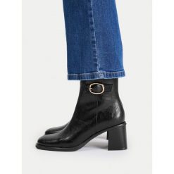Botki JENNY. Czarne botki damskie Jenny, bez obcasa, na słupku, bez zapięcia. Za 189.99 zł.