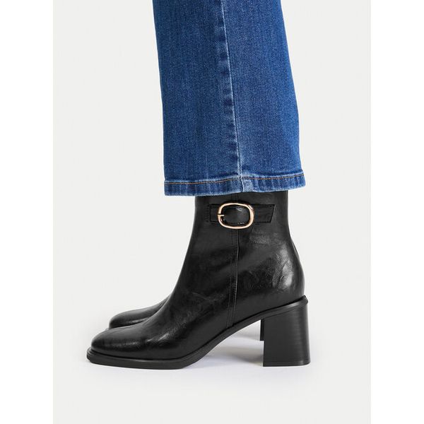 Botki JENNY. Czarne botki damskie Jenny, bez obcasa, na słupku, bez zapięcia. Za 189.99 zł.