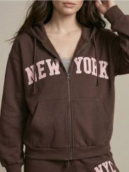 Rozpinana bluza hoodie z kieszeniami i napisem NEW YORK - brązowy. Brązowe bluzy damskie Sinsay, l, bez wzorów, bez kaptura. Za 49.99 zł.