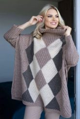 Kolorowy sweter jak ponczo z golfem wzór w romby brązowy. Brązowe golfy damskie PeeKaBoo, uniwersalny, bez kołnierzyka. Za 329.00 zł.