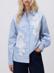 Koszula z haftem - jasnoniebieski. Niebieskie koszule damskie Reserved, l, bez wzorów, z bawełny, bez kołnierzyka, bez ramiączek. Za 159.99 zł.