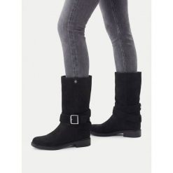 Kozaki Beverly Hills Polo Club. Czarne kozaki damskie Beverly Hills Polo Club, bez obcasa, na płaskiej podeszwie, bez zapięcia. Za 349.99 zł.
