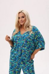 Wakacyjna bluzka Riva - Tropikalna Energia w odcieniach zieleni i niebieskiego PLUS SIZE XXL OVERSIZE. Niebieskie bluzki damskie Moda Size Plus Iwanek, l, w abstrakcyjne wzory, z tkaniny, eleganckie, bez kołnierzyka, plus size, bez ramiączek. W wyprzedaży za 141.90 zł.