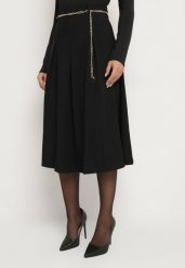 Czarna Rozkloszowana Spódnica z Wiskozą Ozdobiona Łańcuszkiem w Pasie Lilindrae. Czarne spódnice damskie Born2be, do pracy, m, z aplikacjami, z wiskozy, biznesowe, midi. Za 129.99 zł.