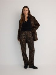 Jeansy straight ze zwierzęcym wzorem - wielobarwny. Jeansy damskie Reserved. W wyprzedaży za 109.99 zł.