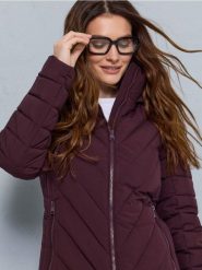 Pikowana kurtka puffer z kapturem - fioletowy. Fioletowe kurtki damskie Sinsay, l, bez wzorów, z kapturem. Za 59.99 zł.