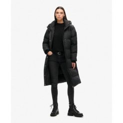 Długi pikowany płaszcz z kapturem. Czarne płaszcze damskie Superdry, bez wzorów, z kapturem. W wyprzedaży za 605.30 zł.