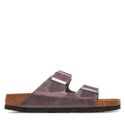 Klapki Birkenstock. Czerwone klapki damskie Birkenstock, bez wzorów, bez obcasa, bez zapięcia. Za 379.99 zł.