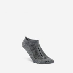 Skarpetki fitness Nyamba antypoślizgowe 900. Szare skarpetki damskie DOMYOS, bez wzorów, z dzianiny. Za 29.99 zł.