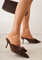 Brązowe Klapki Mule na Szpilce z Kokardką Kimoseis. Brązowe klapki damskie Renee, z aplikacjami, z materiału, z otwartym noskiem, bez obcasa, na obcasie, bez zapięcia. Za 109.99 zł.