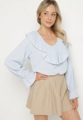 Jasnoniebieska Bluzka z Ozdobną Falbanką Tanalissea. Niebieskie bluzki damskie Born2be, bez wzorów, biznesowe, bez kołnierzyka, bez ramiączek. Za 69.99 zł.