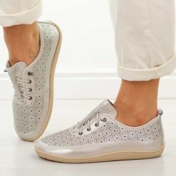 Srebrne skórzane półbuty damskie barefoot M.Daszyński Ol38-7. Szare półbuty damskie M.Daszyński, na jesień, bez wzorów, z jeansu, bez obcasa, na płaskiej podeszwie, bez zapięcia. W wyprzedaży za 206.10 zł.