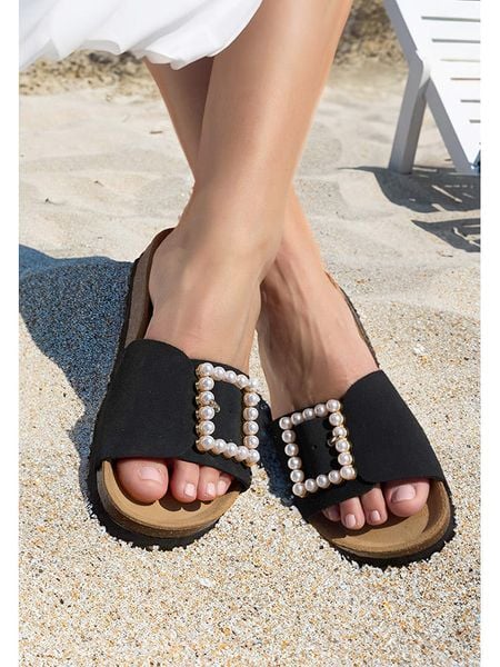 BABUNKERS Family Skórzane klapki w kolorze czarnym rozmiar: 41. Czarne klapki damskie BABUNKERS Family, bez wzorów, z otwartym noskiem, bez obcasa, bez zapięcia. Za 122.96 zł.