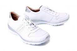 Rieker L32F3-80 white, półbuty damskie. Białe półbuty damskie Rieker, bez wzorów, ze skóry, bez obcasa, bez zapięcia. Za 359.90 zł.