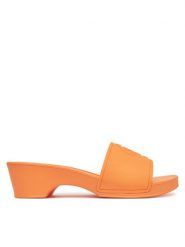 Guess Klapki E5GZ06 BB00F Pomarańczowy. Brązowe klapki damskie Guess, z aplikacjami, z tworzywa sztucznego, bez obcasa, bez zapięcia. Za 179.99 zł.