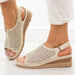 Beżowe sandały damskie na koturnie Vinceza 85213. Brązowe sandały damskie VINCEZA, bez wzorów, z jeansu, bez obcasa, na koturnie, bez zapięcia. Za 139.00 zł.