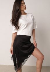 Czarna Satynowa Spódnica o Asymetrycznym Kroju z Koronką Arlivia. Czarne spódnice damskie Born2be, l, bez wzorów, z koronki, eleganckie, mini. Za 119.99 zł.