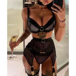 Pas do pończoch z metalowymi akcentami na romantyczne wieczory Mai. Czarne pończochy i pasy Intica, bez wzorów, z materiału. Za 109.00 zł.