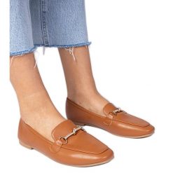Brązowe eleganckie mokasyny ze złotą ozdobą i cyrkoniami. Brązowe mokasyny damskie ze skóry ekologicznej, bez obcasa. Za 75.95 zł.