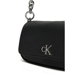 Torebka Calvin Klein Jeans. Czarne torebki wieczorowe damskie Calvin Klein Jeans, bez wzorów, z jeansu, bez dodatków. Za 289.99 zł.