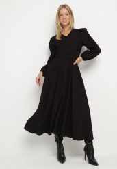Czarna Wiskozowa Sukienka o Rozkloszowanym Kroju z Paskiem z Klamerką Arilesse. Czarne sukienki damskie Born2be, bez wzorów, z materiału, eleganckie, bez ramiączek. Za 159.99 zł.
