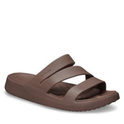 Klapki Crocs. Brązowe klapki damskie Crocs, bez wzorów, bez obcasa, bez zapięcia. Za 159.99 zł.