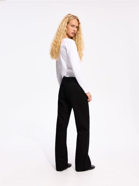 Jeansy straight z niskim stanem - czarny. Czarne jeansy damskie Reserved, z obniżonym stanem. Za 139.99 zł.