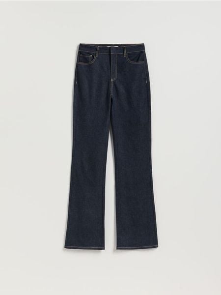 Jeansy flare z wysokim stanem - granatowy. Niebieskie jeansy damskie Reserved, z podwyższonym stanem. Za 109.99 zł.