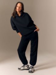 4F Bluza dresowa loose z kapturem damska - czarna XS. Czarne bluzy damskie 4F, xs, bez wzorów, z dresówki, z kapturem. Za 249.99 zł.