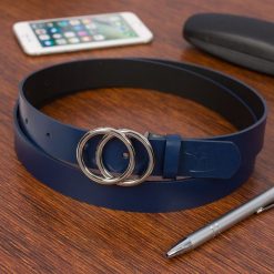 Skórzany pasek damski do spodni sukienki koła klasyczny granatowy Beltimore B04 : Kolory - granatowy, Rozmiar pasków - r.80-95 cm. Niebieskie paski damskie bez wzorów. Za 49.90 zł.