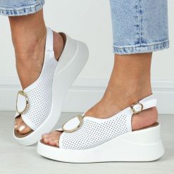 Białe skórzane sandały damskie na koturnie T.Sokolski L26-248. Białe sandały damskie Sokolski, bez wzorów, z materiału, bez obcasa, na koturnie, bez zapięcia. Za 229.00 zł.