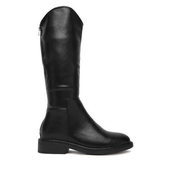 Kozaki DeeZee. Czarne kozaki damskie DeeZee, bez obcasa, na płaskiej podeszwie, bez zapięcia. Za 219.99 zł.