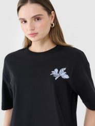 4F T-shirt oversize z nadrukiem damski - czarny L. Czarne t-shirty damskie 4F, l, bez wzorów, z bawełny, bez kołnierzyka. W wyprzedaży za 39.99 zł.