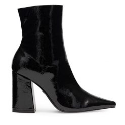 Botki Nine West. Czarne botki damskie Nine West, bez obcasa, na słupku, bez zapięcia. Za 259.99 zł.
