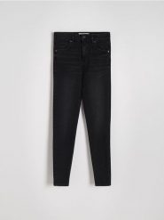 Jeansy slim fit z wysokim stanem - czarny. Czarne jeansy damskie Reserved, z podwyższonym stanem. W wyprzedaży za 79.99 zł.