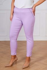 Lawendowe spodnie chinosy Nina z zamkami 7/8 PLUS SIZE XXL WIOSNA. Fioletowe spodnie materiałowe damskie Nasi partnerzy, bez wzorów, z elastanu, krótkie. Za 159.90 zł.