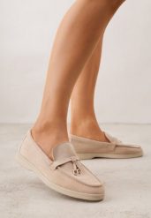 Ciemnobeżowe Mokasyny z Imitacji Zamszu z Ozdobnym Przeszyciem i Zawieszką Veleyra. Brązowe mokasyny damskie Born2be, z jeansu, bez obcasa. Za 99.99 zł.