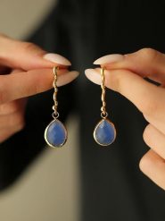 Pierres de Jade Pozłacane kolczyki-wkrętki z opalem rozmiar: onesize. Niebieskie kolczyki damskie Pierres de Jade, z opalem, pozłacane. Za 84.21 zł.