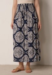 Granatowa Rozkloszowana Spódnica z Wiskozy z Wysokim Stanem i Etnicznym Wzorem Ari. Niebieskie spódnice damskie Born2be, do pracy, z aplikacjami, z wiskozy, biznesowe, midi. Za 59.99 zł.