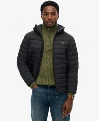 Superdry Kurtka Hooded Fuji Lite lekka z recyklingowanego nylonu. Czarne kurtki damskie Superdry, m, bez wzorów, z materiału. Za 451.40 zł.