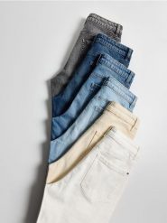 Jeansy mom fit slim - szary. Szare jeansy damskie Reserved, z podwyższonym stanem. W wyprzedaży za 99.99 zł.
