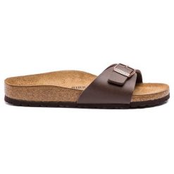 Klapki Birkenstock. Brązowe klapki damskie Birkenstock, bez wzorów, bez obcasa, bez zapięcia. Za 229.99 zł.