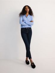 Jeansy slim push up - granatowy. Niebieskie jeansy damskie Reserved. W wyprzedaży za 49.99 zł.