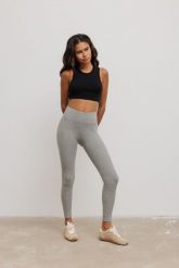 Legginsy damskie z prążkowanej dzianiny w kolorze DEEP GREY MELANGE- HIPS-L. Szare legginsy damskie Marsala, l, bez wzorów, z bawełny. Za 199.90 zł.