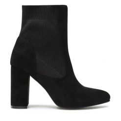 Botki DeeZee. Czarne botki damskie DeeZee, bez obcasa, na słupku, bez zapięcia. Za 179.99 zł.