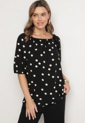 Czarna Bluzka ze Sztucznego Jedwabiu w Kropki z Dekoltem Łódką Lisavina. Czarne bluzki damskie Born2be, l, bez wzorów, z jeansu, eleganckie, bez kołnierzyka, bez ramiączek. Za 29.99 zł.